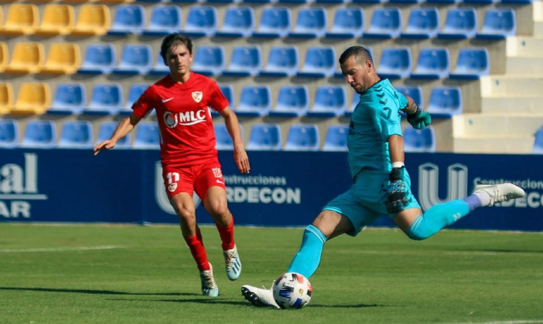 Biel Ribas despejando el balón Biel Ribas despejando el balón