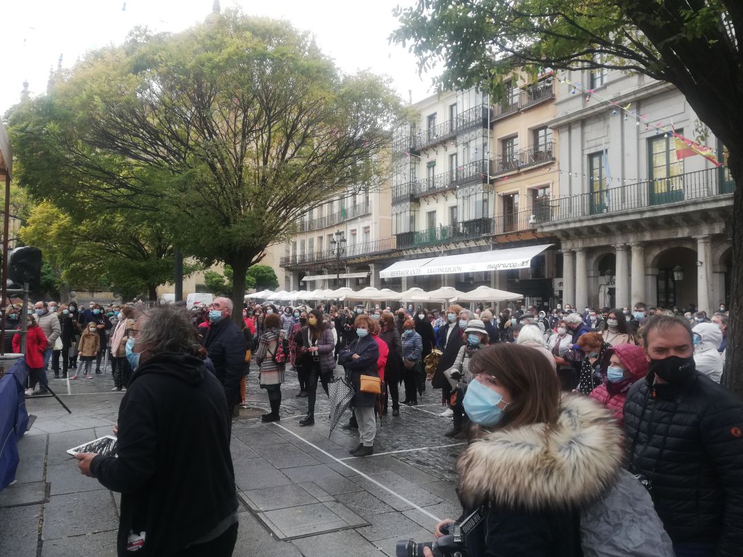 Los segovianos participan y disfrutan del Villancico a San Frutos e HImno de Segovia interpretado en la Plaza Mayor. Los segovianos participan y disfrutan del Villancico a San Frutos e HImno de Segovia interpretado en la Plaza Mayor.