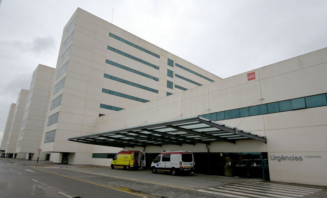 Fachada del hospital La Fe de València, donde esta semana han crecido las hospitalizaciones por pacientes covid, junto al resto de hospitales valencianos. Fachada del hospital La Fe de València, donde esta semana han crecido las hospitalizaciones por pacientes covid, junto al resto de hospitales valencianos.