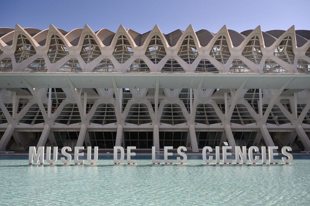 Letras del Museu de les Ciències a la entrada de sus instalaciones, en la Ciudad de les Arts i les Ciències de València. Letras del Museu de les Ciències a la entrada de sus instalaciones, en la Ciudad de les Arts i les Ciències de València.