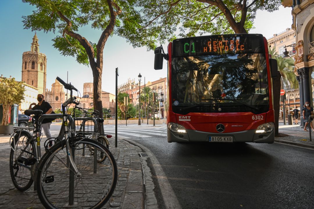 Autobús híbrido de la línea de la EMT C1 que recorre el centro histórico de València y que se puso en marcha en el mes de mayo. Autobús híbrido de la línea de la EMT C1 que recorre el centro histórico de València y que se puso en marcha en el mes de mayo.