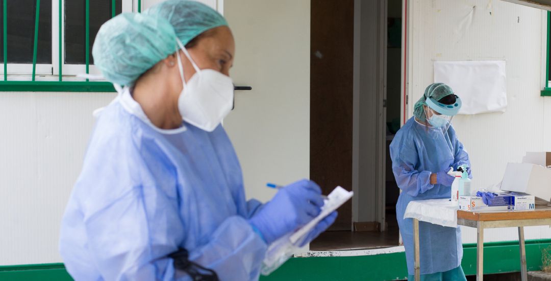 Dos sanitarias preparan pruebas PCR Dos sanitarias preparan pruebas PCR