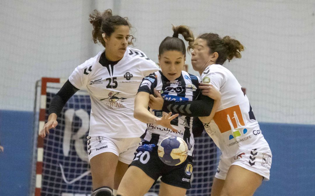 Jugadoras del CICAR Lanzarote Ciudad de Arrecife intentan frenar a una jugadora del Rincón Fertilidad Málaga. Jugadoras del CICAR Lanzarote Ciudad de Arrecife intentan frenar a una jugadora del Rincón Fertilidad Málaga.