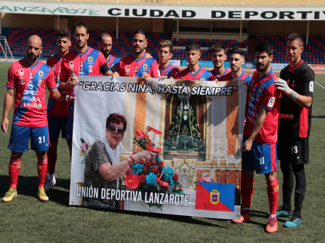 Los jugadores de la UD Lanzarote portanto una pancarta en recuerdo de la recientemente fallecida Nina, madrina del club rojillo. Los jugadores de la UD Lanzarote portanto una pancarta en recuerdo de la recientemente fallecida Nina, madrina del club rojillo.