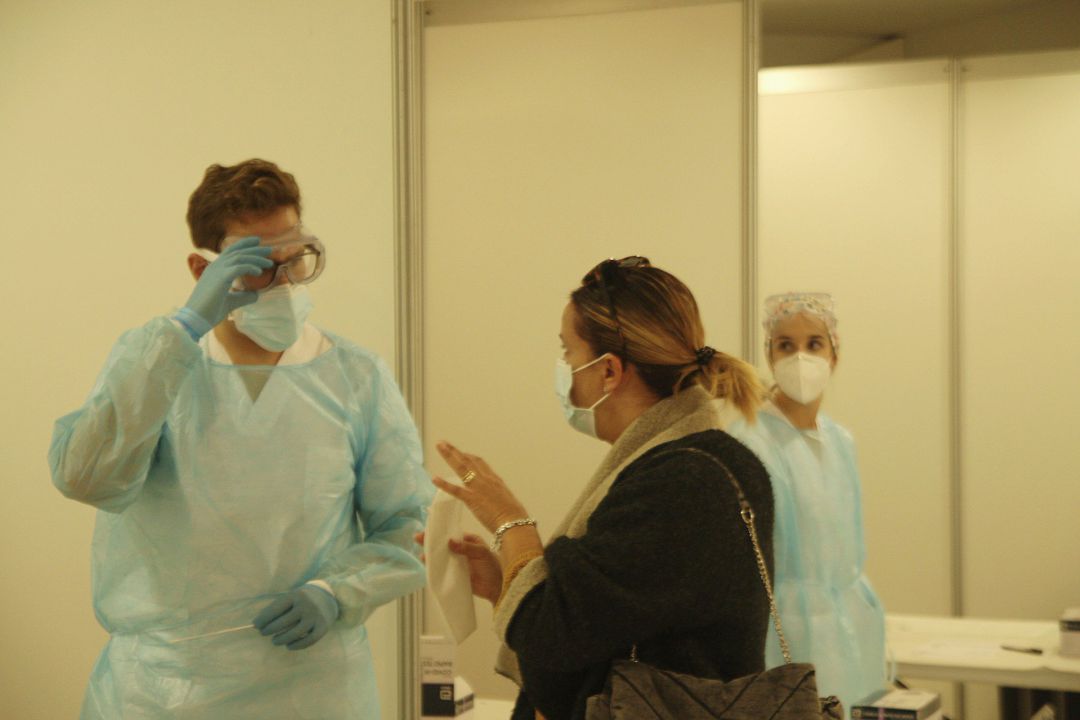 Un trabajador sanitario habla con una paciente Un trabajador sanitario habla con una paciente