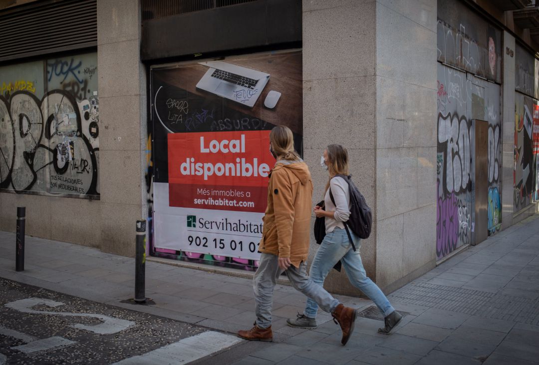 Dos personas caminan por las calles de Barcelona. Dos personas caminan por las calles de Barcelona.