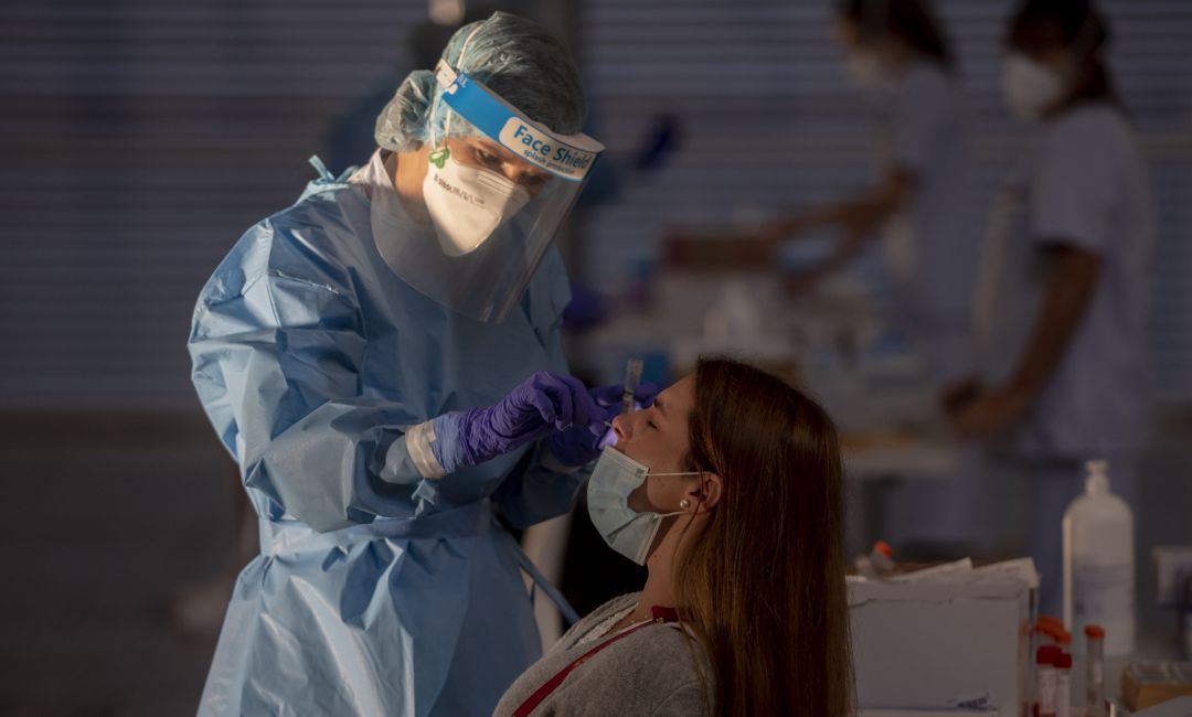 Una sanitaria haciendo una PCR Una sanitaria haciendo una PCR