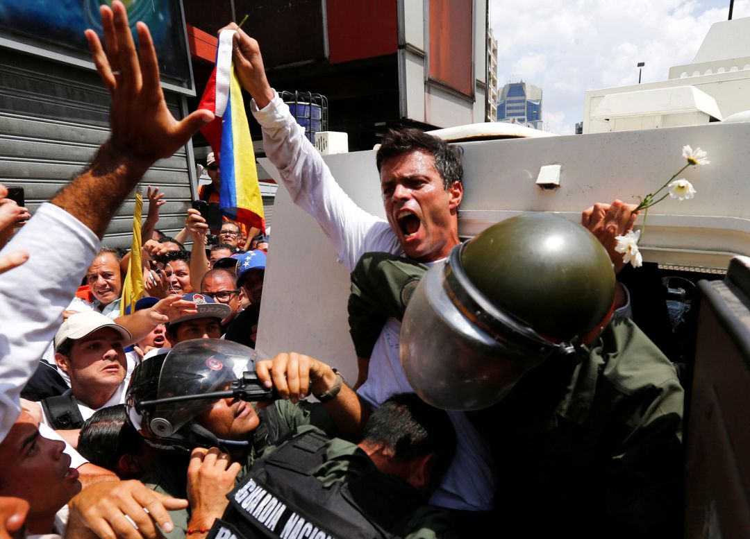 El líder de la oposición venezolana Leopoldo López se sube a un vehículo blindado de la Guardia Nacional en Caracas en 2014 El líder de la oposición venezolana Leopoldo López se sube a un vehículo blindado de la Guardia Nacional en Caracas en 2014