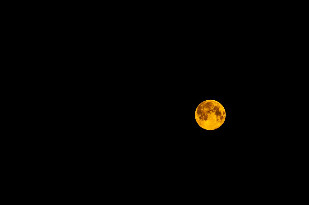 La luna llena de abril, también conocida como luna rosa, captada el 7 de abril desde Nijmegen. La luna llena de abril, también conocida como luna rosa, captada el 7 de abril desde Nijmegen.