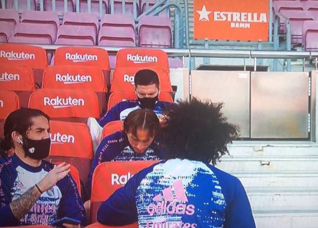 Isco habla mientras Marcelo, Modric y Jovic escuchan Isco habla mientras Marcelo, Modric y Jovic escuchan
