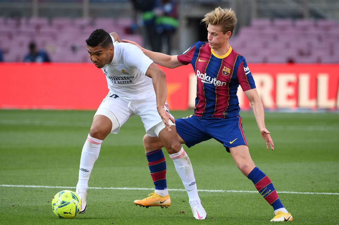 De Jong presiona a Casemiro en una acción del Clásico De Jong presiona a Casemiro en una acción del Clásico