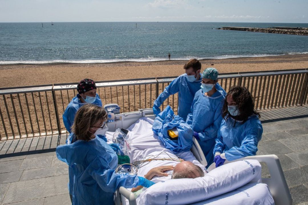 De la UCI a la playa sin moverse de la cama: la historia viral de Isidre y los sanitarios del Hospital del Mar. De la UCI a la playa sin moverse de la cama: la historia viral de Isidre y los sanitarios del Hospital del Mar.