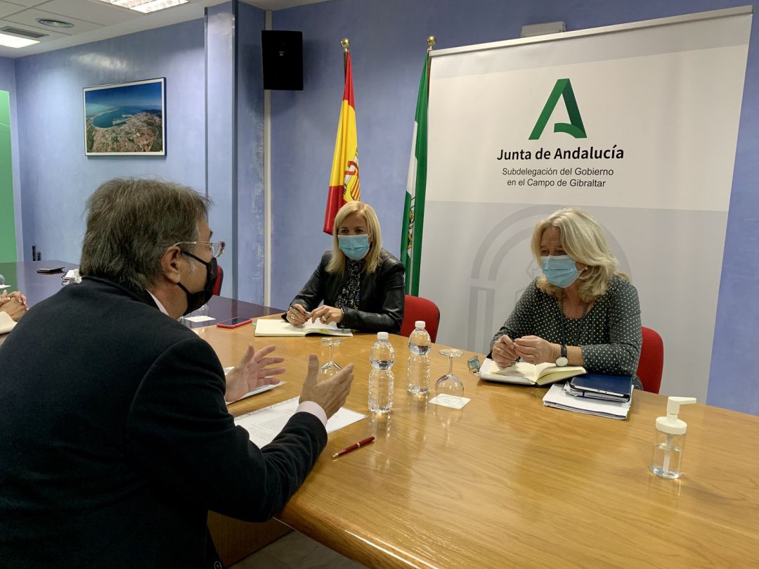 Un momento de la reunión. Un momento de la reunión.