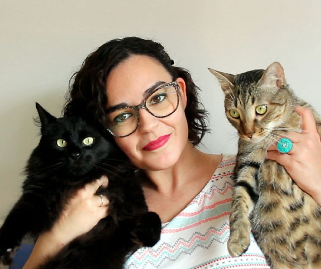 Elena Rodríguez junto a sus dos gatos. Elena Rodríguez junto a sus dos gatos.