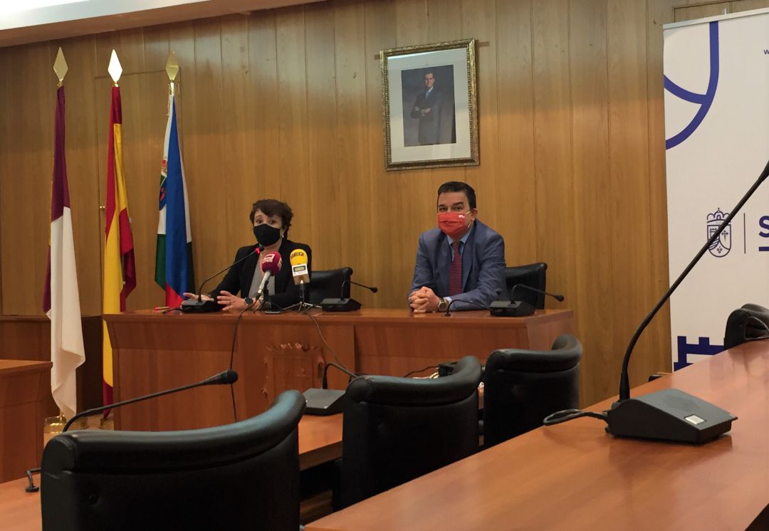 La alcaldesa y el consejero atendiendo a los medios La alcaldesa y el consejero atendiendo a los medios