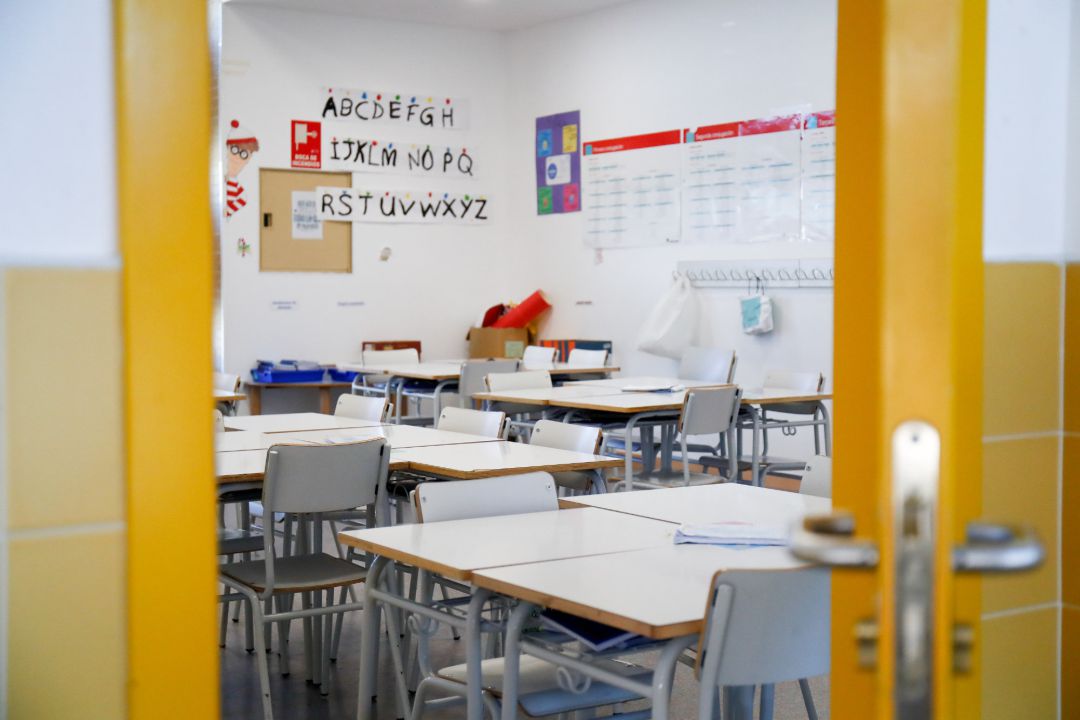 Sillas y mesas de un aula Sillas y mesas de un aula