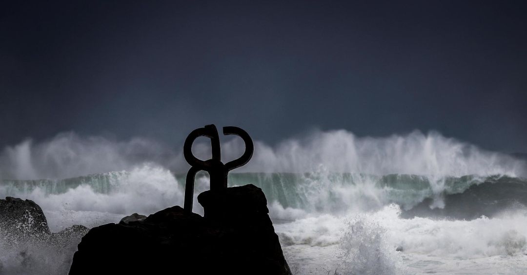 Una ola rompe junto a la escultura el Peine del Viento, de Eduardo Chillida, en San Sebastián. Una ola rompe junto a la escultura el Peine del Viento, de Eduardo Chillida, en San Sebastián.