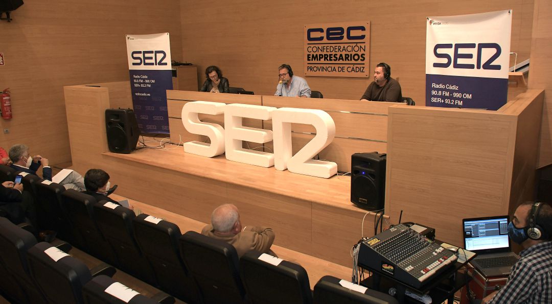 Un momento de la emisión desde la sede de la CEC Un momento de la emisión desde la sede de la CEC