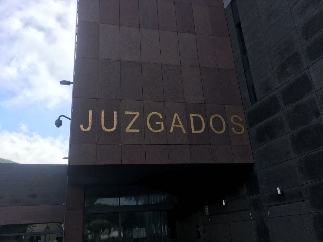 El acusado entró armado con un martillo e intentó matar a sus vecinos mientras dormían. El acusado entró armado con un martillo e intentó matar a sus vecinos mientras dormían.