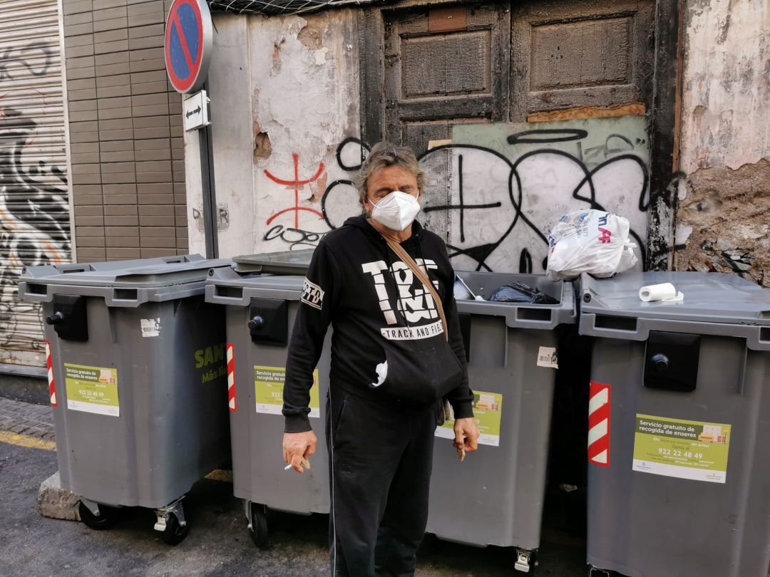 Fermín recorre las calles del centro de la capital cada día en busca de comida en los contenedores de basura Fermín recorre las calles del centro de la capital cada día en busca de comida en los contenedores de basura