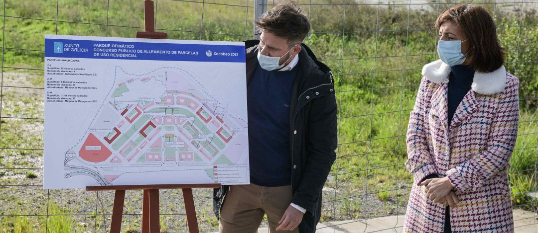 Ánxeles Vázquez mira el plano del barrio de Xuxán Ánxeles Vázquez mira el plano del barrio de Xuxán