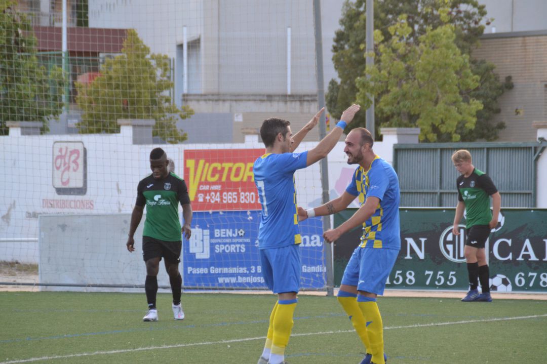 Carlos Ribes y Panucci celebrando el segundo gol del partido. Carlos Ribes y Panucci celebrando el segundo gol del partido.