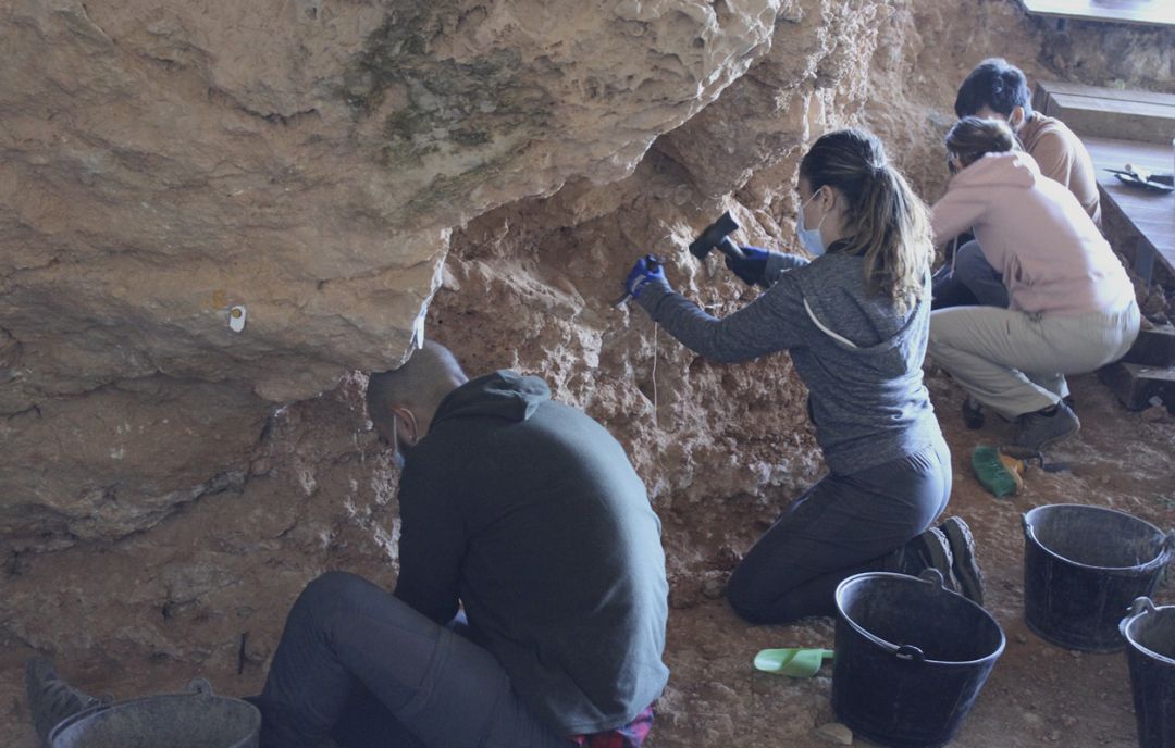 Trabajos en la Cova Bolomor de Tavernes Trabajos en la Cova Bolomor de Tavernes