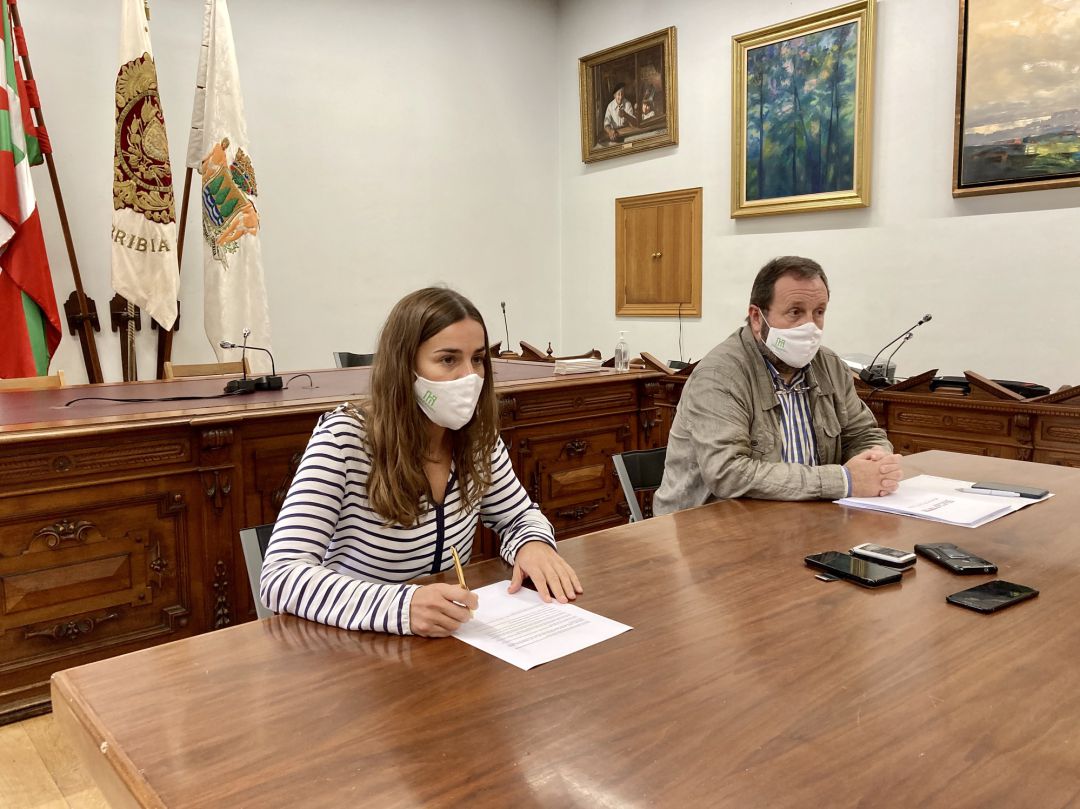 Maria Serrano, Concejala de Comercio y Promoción Económica junto al alcalde de Hondarribia, Txomin Sagarzazu Maria Serrano, Concejala de Comercio y Promoción Económica junto al alcalde de Hondarribia, Txomin Sagarzazu
