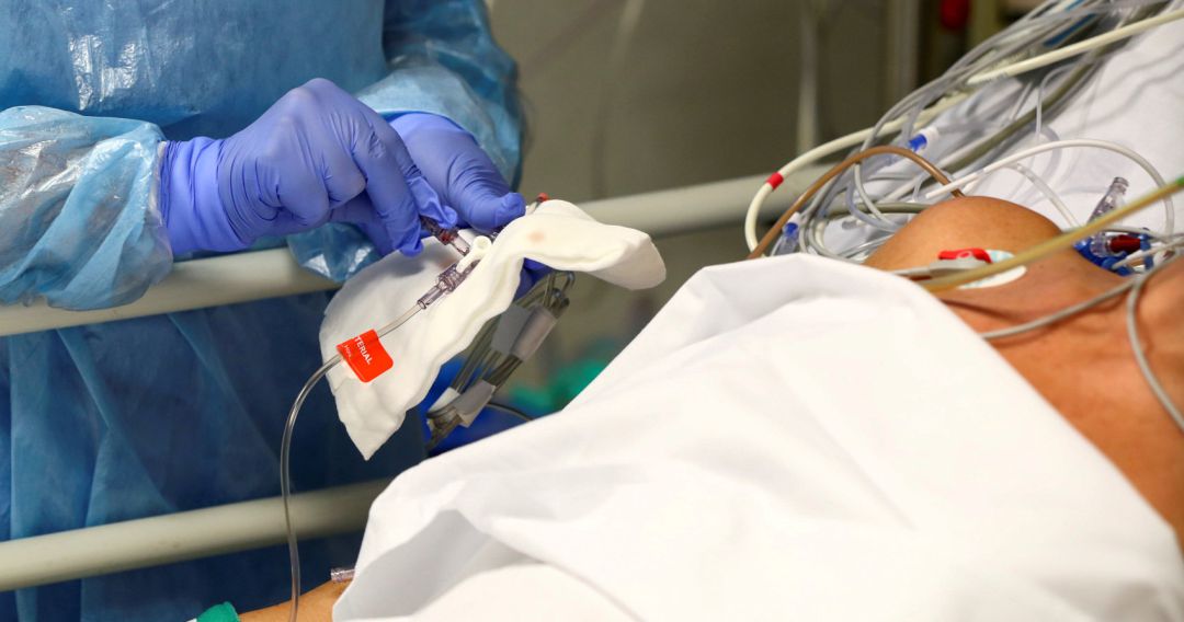 Un sanitario atiende a un paciente en un hospital. Un sanitario atiende a un paciente en un hospital.