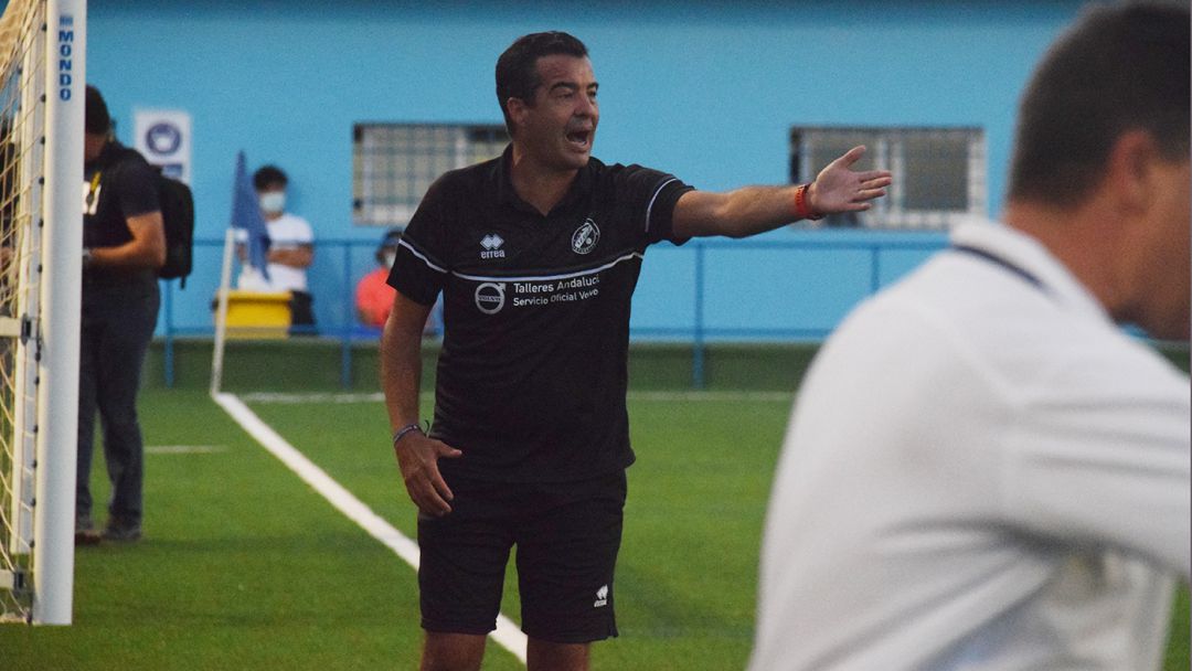 José Pérez Herrera dando órdenes a su equipo en Lebrija José Pérez Herrera dando órdenes a su equipo en Lebrija