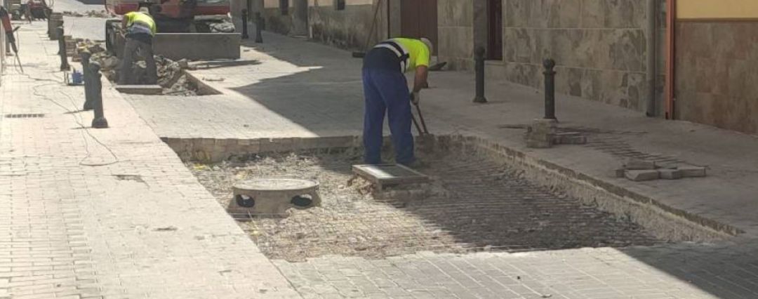 Operarios trabajan en el arreglo de una calle de Linares (archivo). Operarios trabajan en el arreglo de una calle de Linares (archivo).