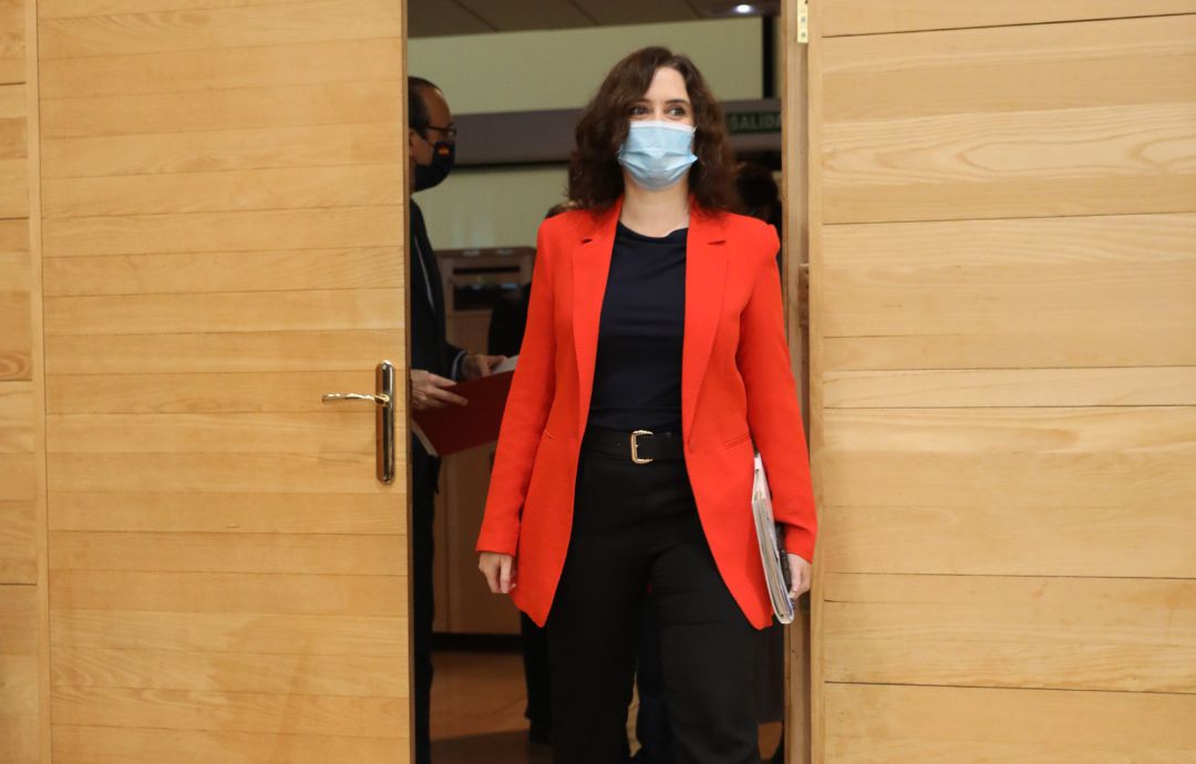 La presidenta de la Comunidad de Madrid, Isabel Díaz Ayuso, a su llegada a una rueda de prensa junto al consejero de Sanidad La presidenta de la Comunidad de Madrid, Isabel Díaz Ayuso, a su llegada a una rueda de prensa junto al consejero de Sanidad