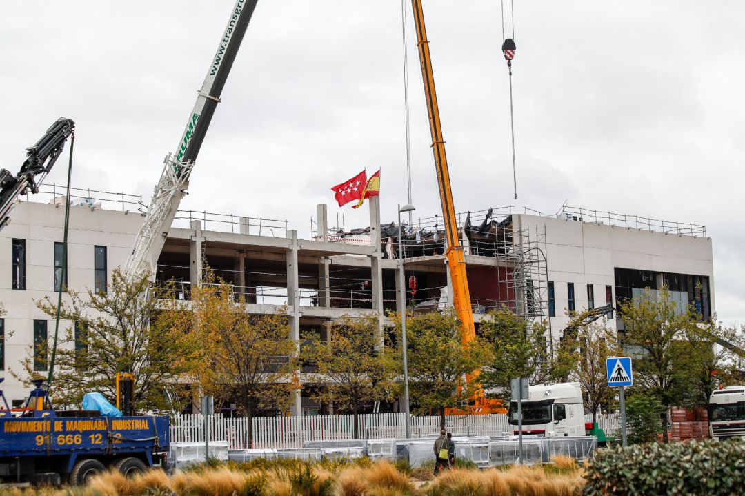 Grúas junto a las obras del nuevo Hospital de Emergencias de la Comunidad de Madrid, el Hospital Isabel Zendal Grúas junto a las obras del nuevo Hospital de Emergencias de la Comunidad de Madrid, el Hospital Isabel Zendal