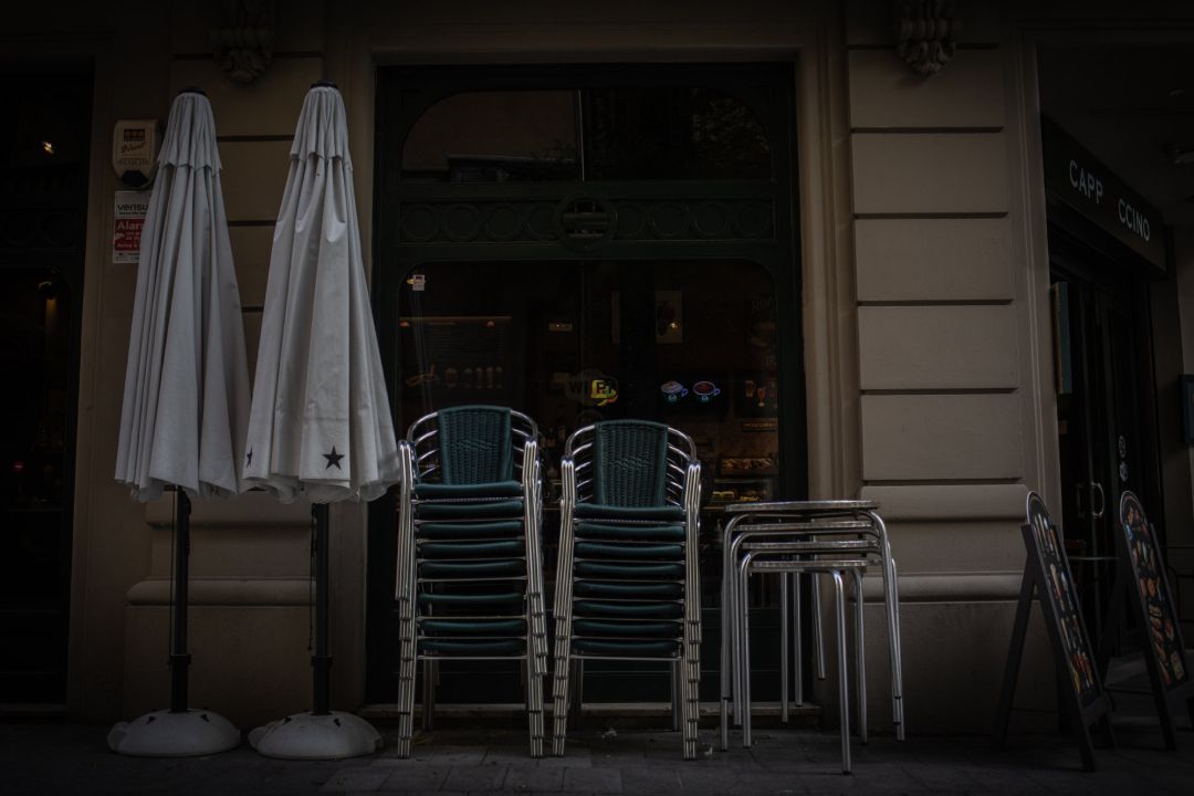 Las sillas y mesas de un bar Las sillas y mesas de un bar