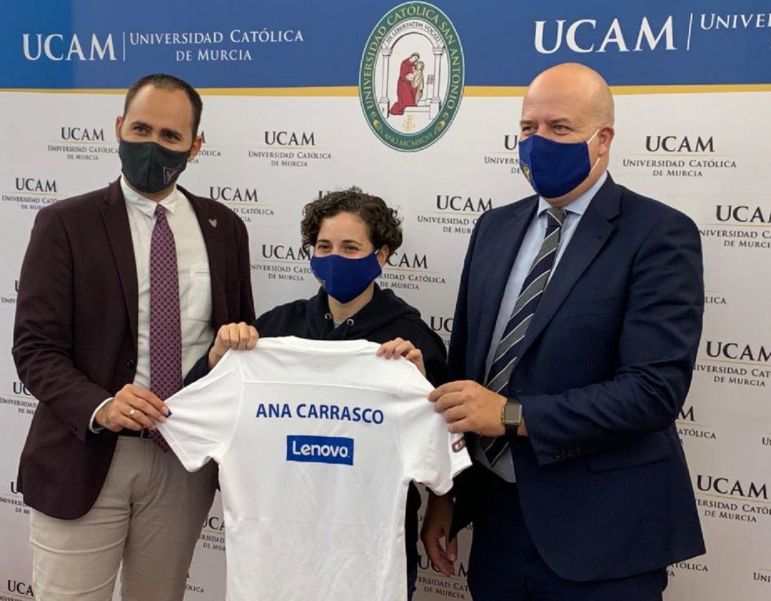 Tao Martínez, Ana Carrasco y Pablo Rosique en la presentación de la piloto como asesora de estrategia del UCAM eSports Club Tao Martínez, Ana Carrasco y Pablo Rosique en la presentación de la piloto como asesora de estrategia del UCAM eSports Club