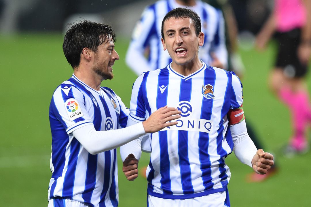 Oyarzabal recibe la felicitación de Silva con uno de sus dos goles Oyarzabal recibe la felicitación de Silva con uno de sus dos goles