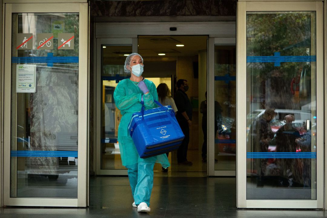 Sanitaria porta bolso con pruebas PCR Sanitaria porta bolso con pruebas PCR