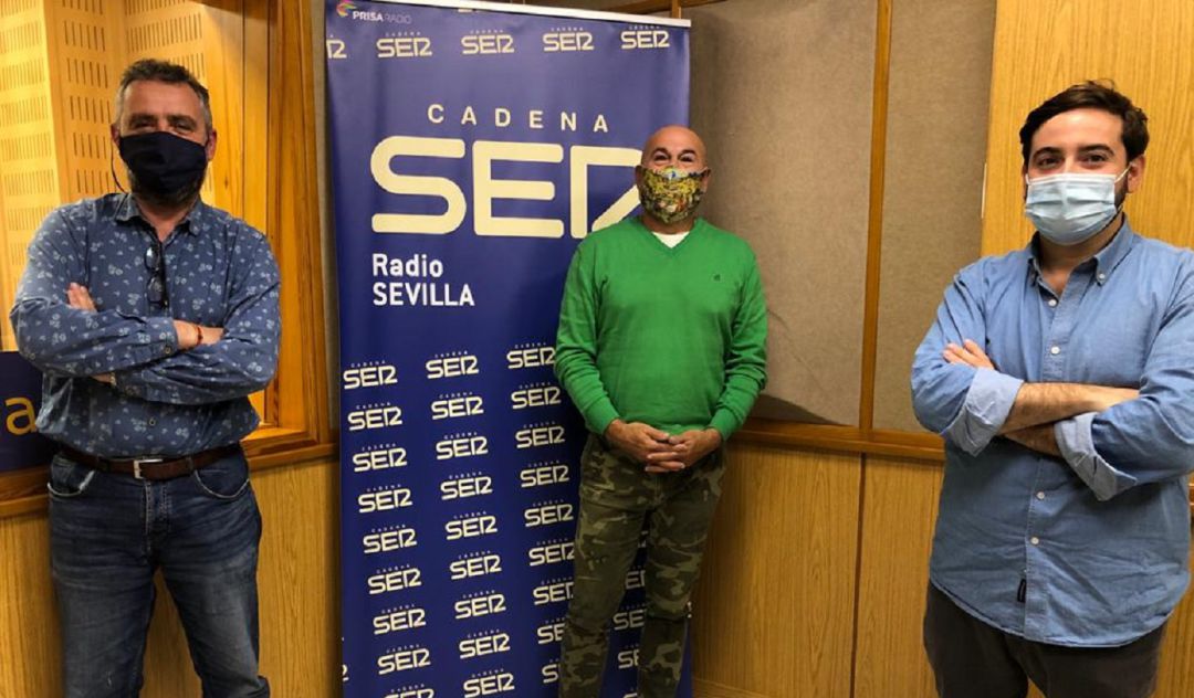 De izquierda a derecha, Paco García, Francisco Carrera 'Paquili' y José Manuel Peña tras la emisión del programa Cruz de Guía De izquierda a derecha, Paco García, Francisco Carrera 'Paquili' y José Manuel Peña tras la emisión del programa Cruz de Guía