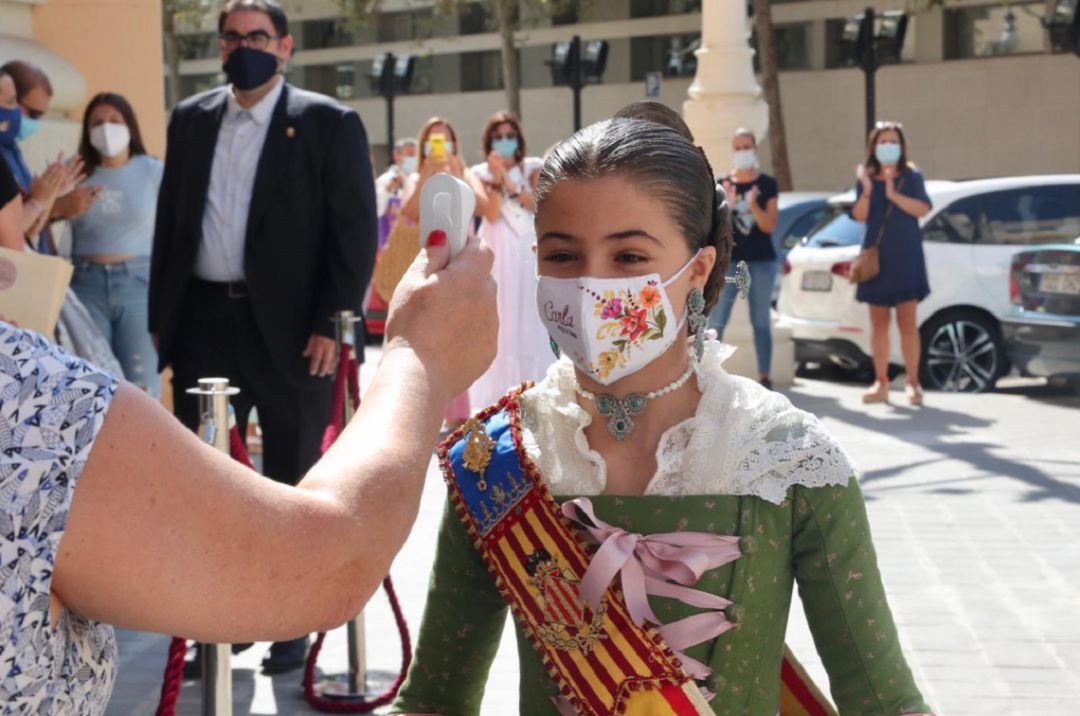 La Fallera Mayor Infantil de València con las medidas de seguridad exigidas por el COVID. JCF La Fallera Mayor Infantil de València con las medidas de seguridad exigidas por el COVID. JCF