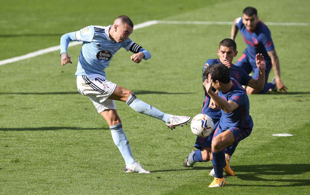 Aspas intenta marcar al Atlético Aspas intenta marcar al Atlético