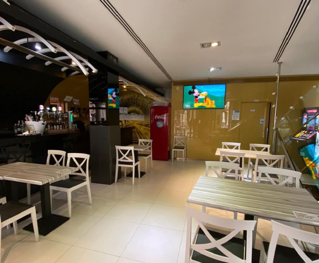 Interior de un bar de Teruel vacío, este lunes, 26 de octubre, ya en Fase de alerta 3: a excepción de la comida a domicilio, los establecimientos de hostelería tienen que cerrar a las 22 horas y está prohibido el consumo en el interior de los locales Interior de un bar de Teruel vacío, este lunes, 26 de octubre, ya en Fase de alerta 3: a excepción de la comida a domicilio, los establecimientos de hostelería tienen que cerrar a las 22 horas y está prohibido el consumo en el interior de los locales