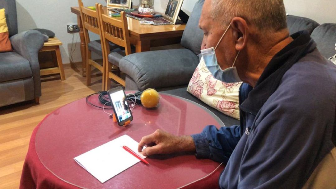 Alfonso, vecino de Pedro Muñoz, haciendo una videllamada con el servicio de teleasistencia del Ayuntamiento Alfonso, vecino de Pedro Muñoz, haciendo una videllamada con el servicio de teleasistencia del Ayuntamiento