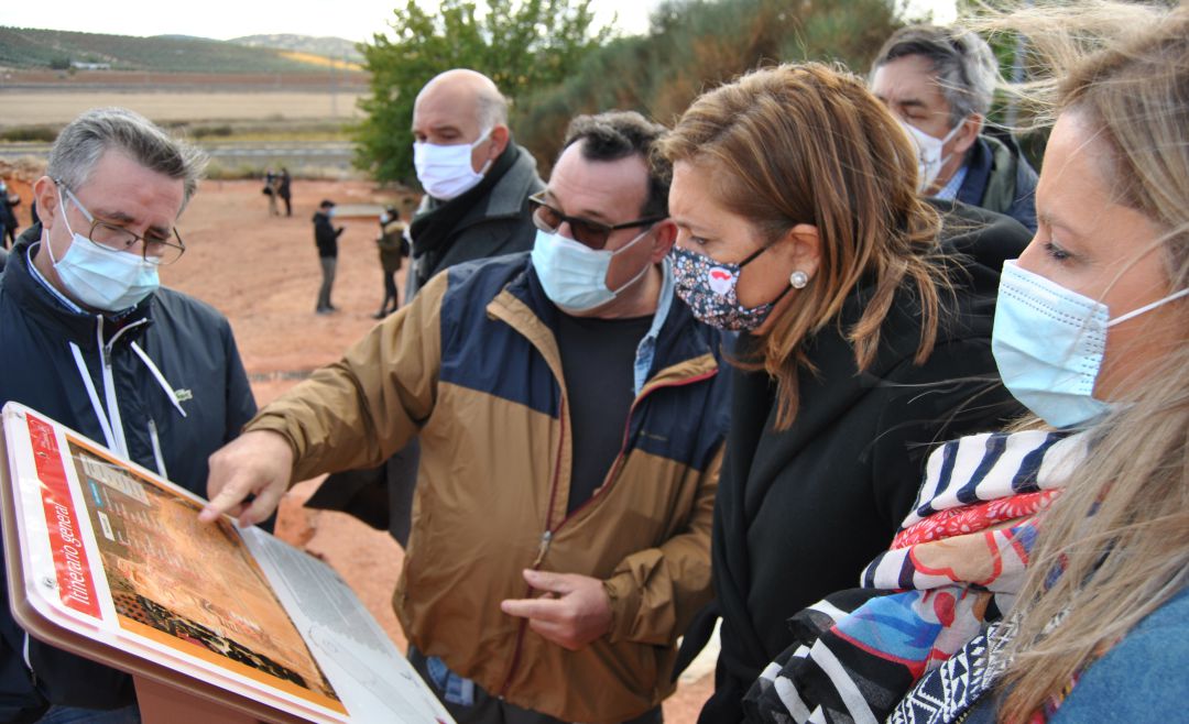La consejera de Educación y Cultura, Rosa Ana Rodríguez, junto a la teniente de Cultura de Valdepeñas, Vanessa Irla, en la visita realizada al Cerro de las Cabezas La consejera de Educación y Cultura, Rosa Ana Rodríguez, junto a la teniente de Cultura de Valdepeñas, Vanessa Irla, en la visita realizada al Cerro de las Cabezas