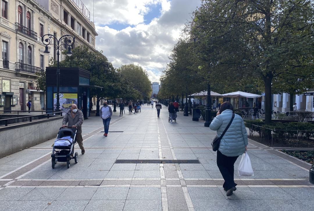 Paseo de Begoña, en Gijón, sin apenas gente en la primera jornada laborable del cierre perimetral. Paseo de Begoña, en Gijón, sin apenas gente en la primera jornada laborable del cierre perimetral.