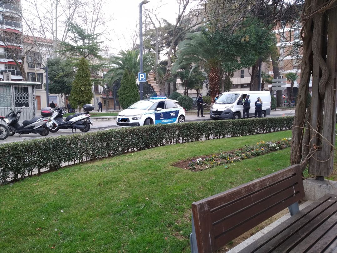 Policía Local de GU controla a una furgoneta Policía Local de GU controla a una furgoneta