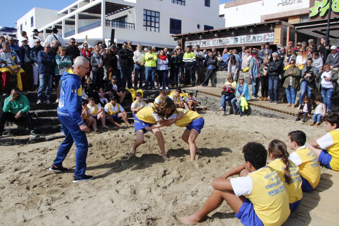 Entrenamiento de la Escuela Municipal de Lucha Canaria en Playa Blanca. Entrenamiento de la Escuela Municipal de Lucha Canaria en Playa Blanca.