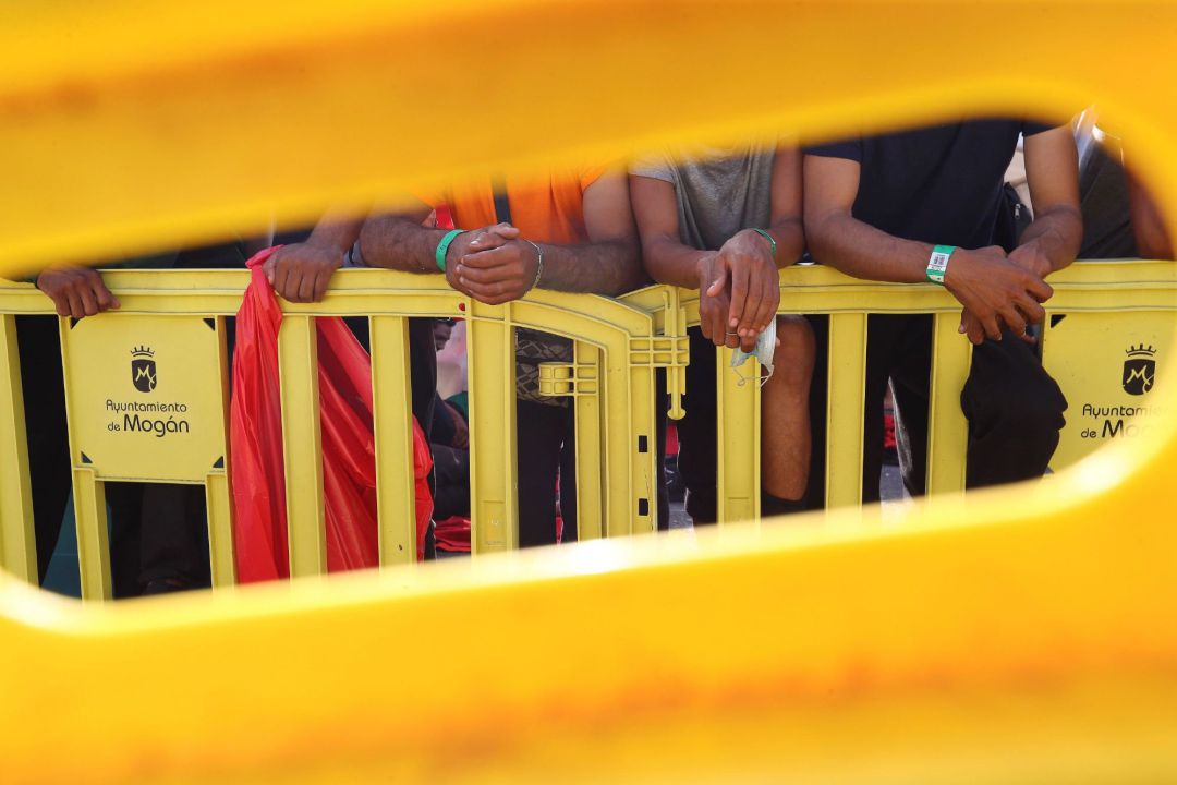Jóvenes inmigrantes rescatados por Salvamento Marítimo en los últimos días esperan en el muelle de Arguineguín Jóvenes inmigrantes rescatados por Salvamento Marítimo en los últimos días esperan en el muelle de Arguineguín