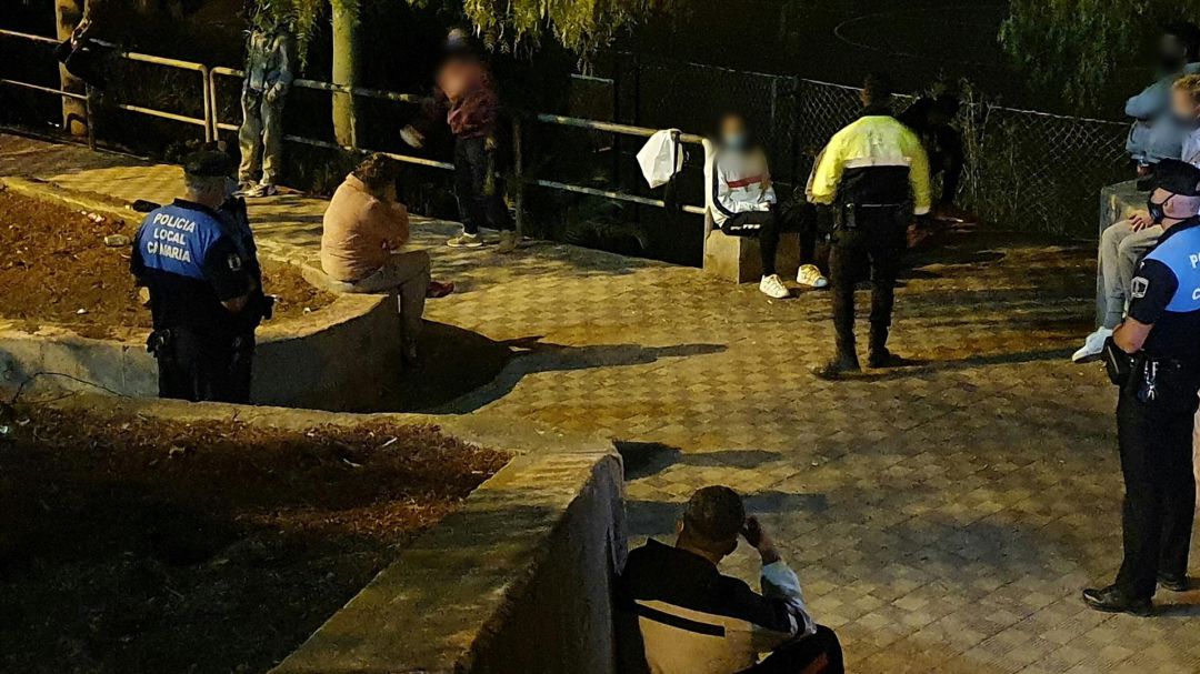 Agentes de la Policía Local de Santa Cruz de Tenerife intervienen ante la celebración de un botellón Agentes de la Policía Local de Santa Cruz de Tenerife intervienen ante la celebración de un botellón