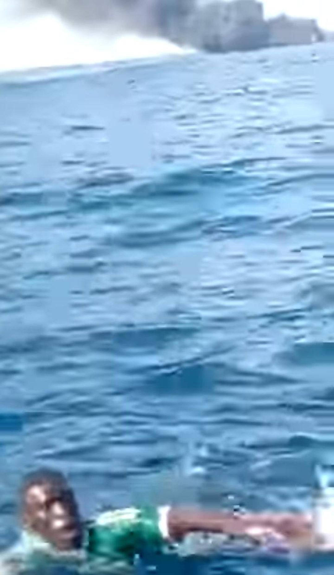 Imagen del vídeo en el que se muestra el rescate del cayuco incendiado Imagen del vídeo en el que se muestra el rescate del cayuco incendiado