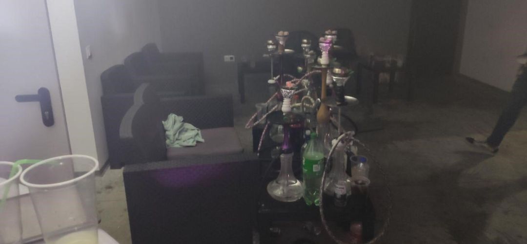 Policía de Pinto denuncia y desaloja de un local a más de 25 personas sin mascarilla, fumando y bailando de madrugada
Policía de Pinto denuncia y desaloja de un local a más de 25 personas sin mascarilla, fumando y bailando de madrugada